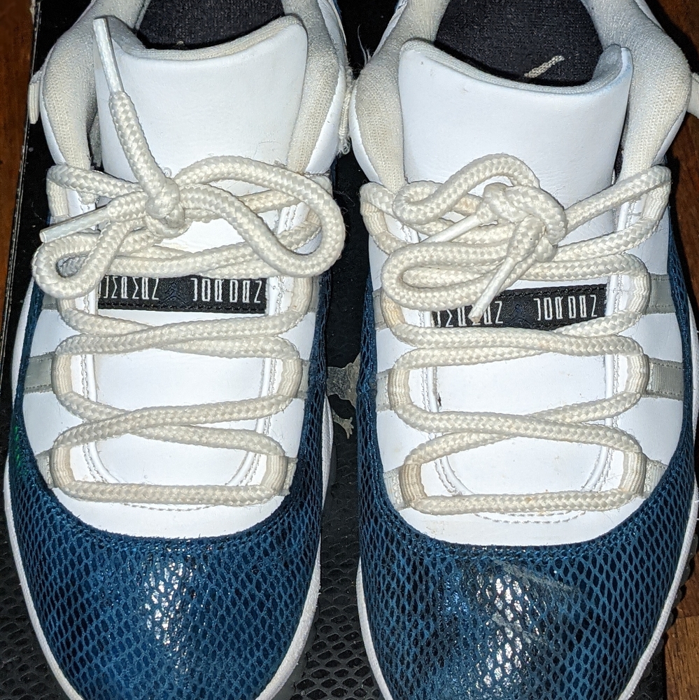 Size 8.5 navy snakeskin jordan 11 lows